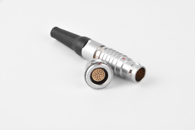 多個(gè)圓形航空插座之間如何接線